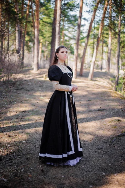 Joven Hermosa Mujer Vestido Medieval Negro Camina Través Del Sombrío —  Fotos de Stock