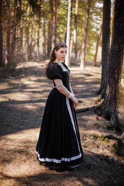 Joven Hermosa Mujer Vestido Medieval Negro Camina Través Del Sombrío —  Fotos de Stock