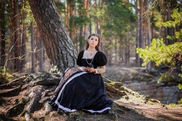 Mujer Joven Hermosa Con Vestido Medieval Negro Con Una Rosa —  Fotos de Stock