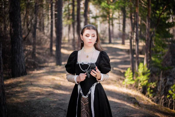 Portret Van Een Jonge Mooie Vrouw Een Zwarte Middeleeuwse Jurk — Stockfoto