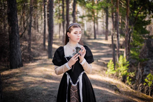 Porträt Einer Jungen Schönen Frau Einem Schwarzen Mittelalterlichen Kleid Mit — Stockfoto