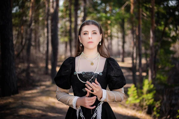 Retrato Una Joven Hermosa Mujer Con Vestido Medieval Negro Con — Foto de Stock