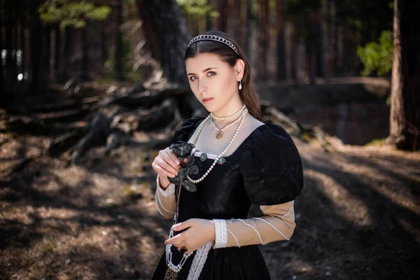 Портрет Молодої Красивої Жінки Чорній Середньовічній Сукні Сталевою Трояндою Руках — стокове фото