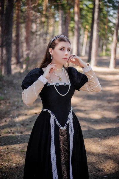Портрет Молодої Красивої Жінки Чорній Середньовічній Сукні Стоїть Сосновому Лісі — стокове фото