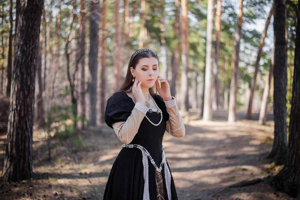 Retrato Una Joven Hermosa Mujer Vestido Medieval Negro Pie Bosque — Foto de Stock