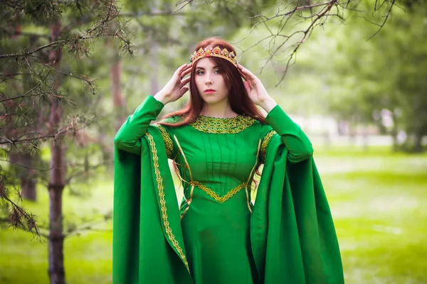Yeşil Genç Kızıl Saçlı Uzun Kollu Yeşil Bir Ortaçağ Elbisesi — Stok fotoğraf