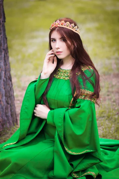 Krásná Mladá Rusovlasá Dívka Zelených Středověkých Šatech Dlouhými Rukávy Zlatou — Stock fotografie
