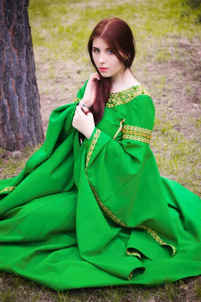 Krásná Mladá Rusovlasá Dívka Zelených Středověkých Šatech Dlouhými Rukávy Zlatou — Stock fotografie