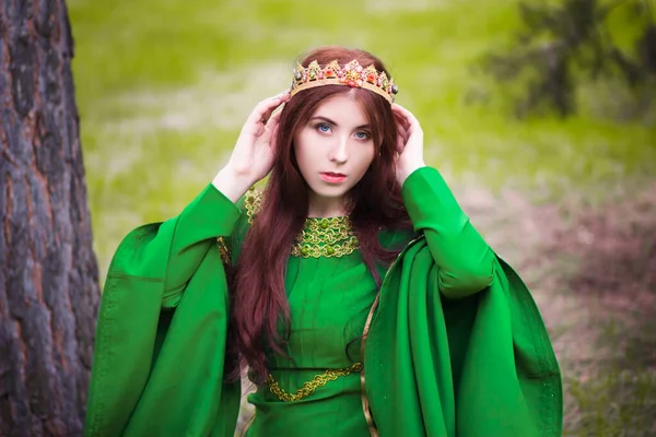 Menina Bonita Jovem Ruiva Vestido Medieval Verde Com Mangas Compridas — Fotografia de Stock
