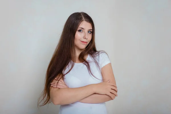 Retrato Una Joven Con Una Camiseta Blanca Sobre Fondo Blanco —  Fotos de Stock