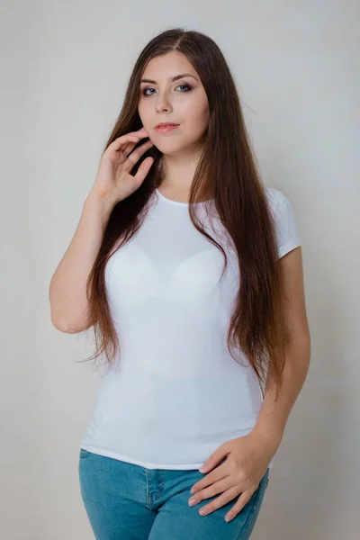 Retrato Una Joven Con Una Camiseta Blanca Sobre Fondo Blanco —  Fotos de Stock