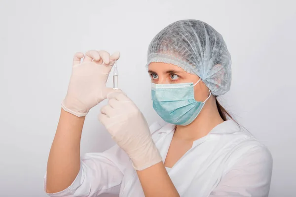 Primer Plano Una Ampolla Vacuna Las Manos Una Doctora Técnico —  Fotos de Stock