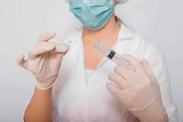 Doctora Con Una Bata Blanca Gorra Médica Máscara Guantes Trabaja — Foto de Stock