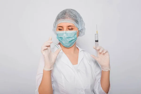 Orvos Egy Fecskendőt Egy Ampullát Tart Egy Vakcinával Fiatal Fehér — Stock Fotó