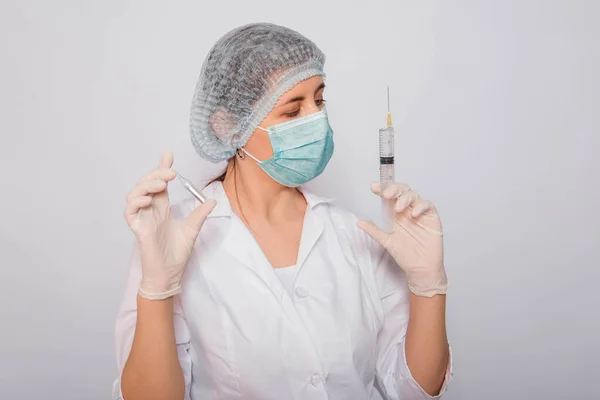 Arts Houdt Een Spuit Een Ampul Met Een Vaccin Vast — Stockfoto