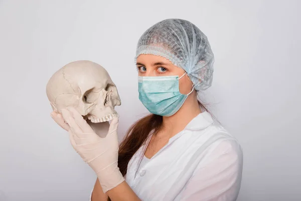 Dokter Vrouw Witte Medische Kleding Houdt Een Menselijke Schedel Haar — Stockfoto