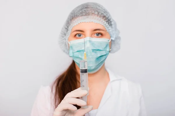 Egy Fehér Hátterű Orvosnő Kezében Lévő Oltóanyaggal Ellátott Fecskendő Coronavirus — Stock Fotó