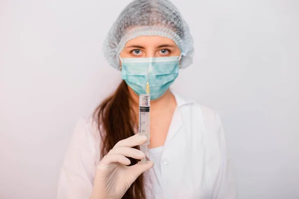 Siringa Con Vaccino Nelle Mani Una Donna Medico Primo Piano — Foto Stock