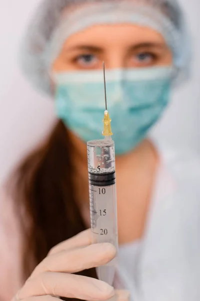 Jeringa Con Una Vacuna Las Manos Una Doctora Cerca Sobre —  Fotos de Stock