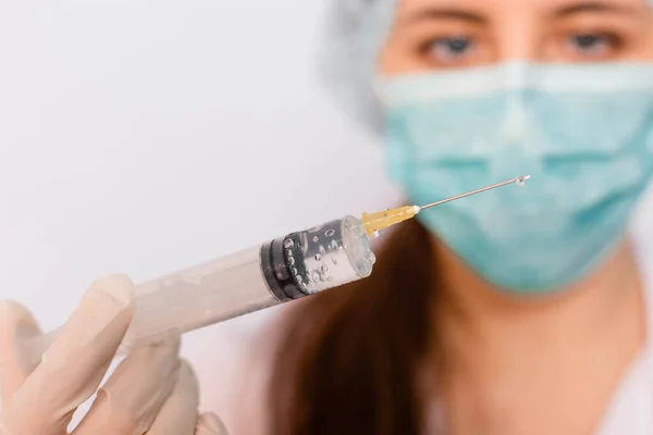 Spruta Med Ett Vaccin Händerna Läkare Kvinna Närbild Vit Bakgrund — Stockfoto