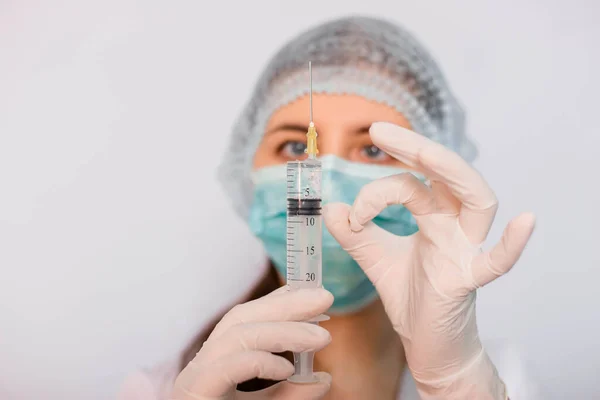 Siringa Con Vaccino Nelle Mani Una Donna Medico Primo Piano — Foto Stock