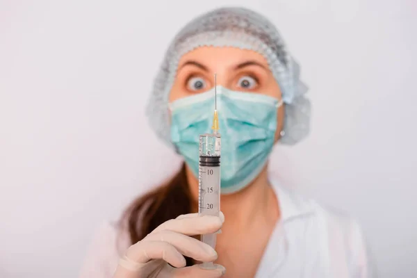 Spuit Met Een Vaccin Handen Van Een Arts Vrouw Close — Stockfoto