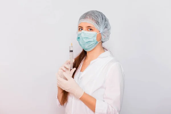 Doctora Con Abrigo Médico Blanco Máscara Sombrero Guantes Sostiene Una — Foto de Stock