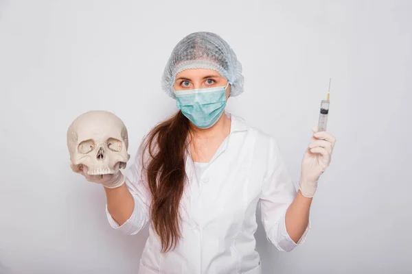 Vrouwelijke Arts Een Witte Medische Jas Masker Hoed Handschoenen Houdt — Stockfoto