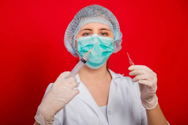 Vrouwelijke Arts Medische Kleding Houdt Een Spuit Een Ampul Haar — Stockfoto