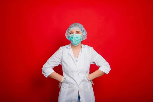 Uma Médica Casaco Branco Máscara Luvas Borracha Boné Médico Está — Fotografia de Stock