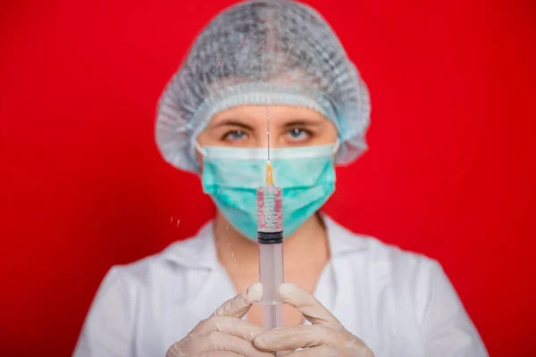 Primer Plano Una Jeringa Con Medicamento Las Manos Una Doctora — Foto de Stock