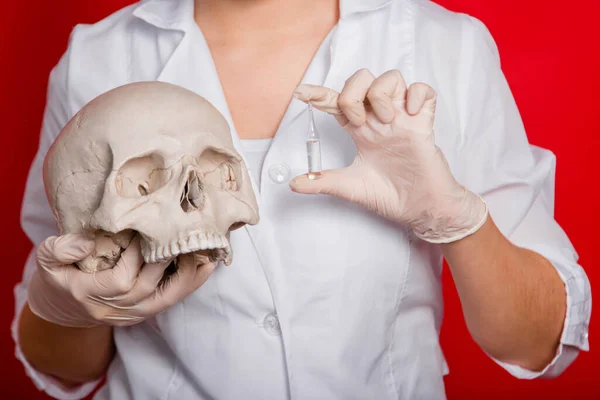 Primo Piano Cranio Umano Fiala Con Medicina Nelle Mani Medico — Foto Stock