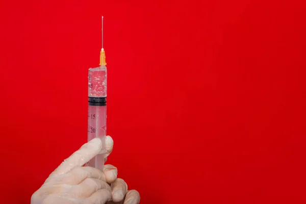 Primer Plano Una Jeringa Con Una Vacuna Mano Sobre Fondo — Foto de Stock