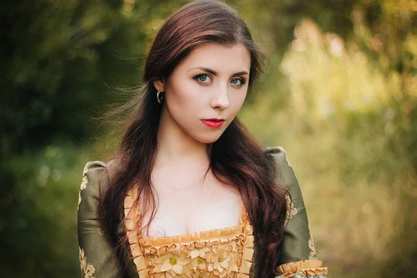 Retrato Uma Jovem Mulher Atraente Vestido Rococó Verde Passeando Por — Fotografia de Stock