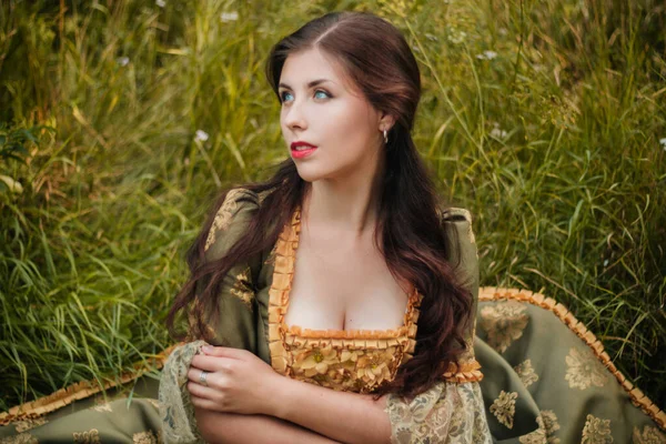 Молода Красива Жінка Зеленій Сукні Рококо Позує Сидячи Траві Портрет — стокове фото