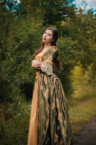 Hermosa Joven Con Vestido Verde Rococó Caminar Por Parque Modelo — Foto de Stock