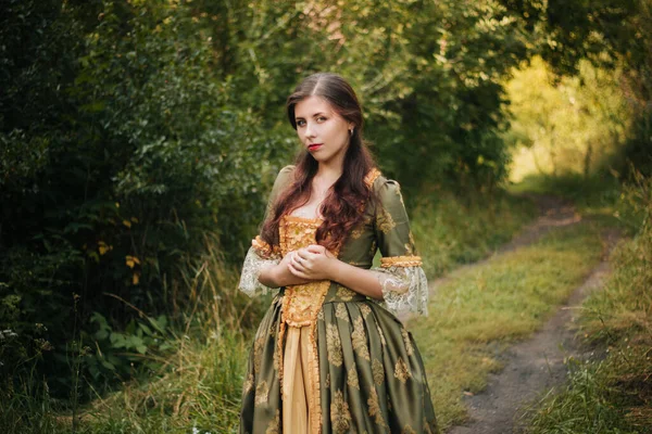 Красива Молода Жінка Зеленій Сукні Рококо Прогулянка Парку Модель Чистою — стокове фото
