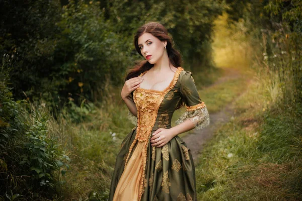 Portrait Une Jolie Jeune Femme Robe Rococo Verte Promenant Dans Image En Vente