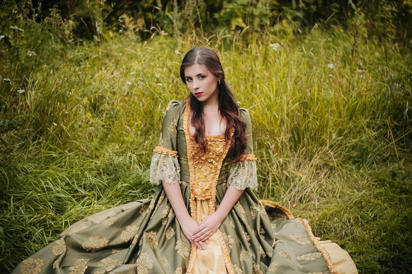 Молодая Красивая Женщина Зеленом Платье Рококо Позирует Сидя Траве Портрет Лицензионные Стоковые Фото