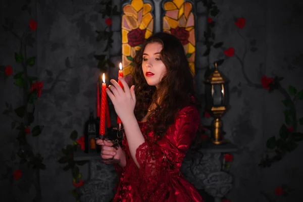 Uma Menina Bonita Vestido Rococó Magnífico Vermelho Segura Suas Mãos — Fotografia de Stock