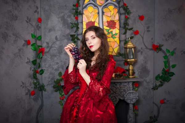 Egy Gyönyörű Lány Rococo Korszak Gyönyörű Vörös Ruhájában Áll Kandalló — Stock Fotó