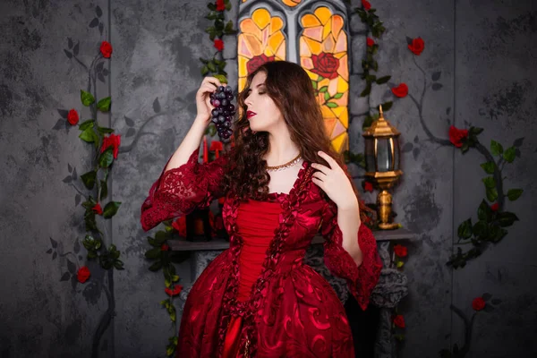 Egy Gyönyörű Lány Rococo Korszak Gyönyörű Vörös Ruhájában Áll Kandalló — Stock Fotó