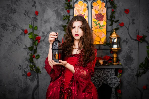 Een Mooi Meisje Een Prachtige Rode Jurk Uit Het Rococo — Stockfoto