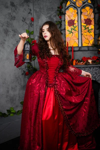 Una Bella Ragazza Magnifico Vestito Rosso Dell Era Rococò Erge — Foto Stock