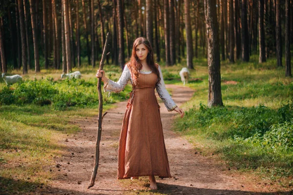 Mladá Krásná Dívka Středověkých Kovbojských Šatech Holí Ruce Bosá Noha — Stock fotografie