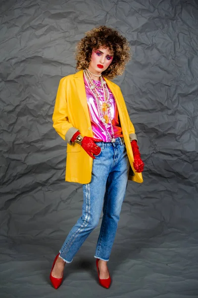 Menina Uma Jaqueta Amarela Jeans Azul Com Penteado Afro Moda — Fotografia de Stock