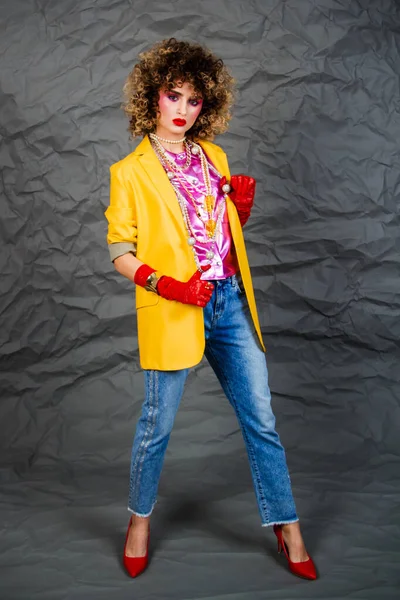 Menina Uma Jaqueta Amarela Jeans Azul Com Penteado Afro Moda — Fotografia de Stock