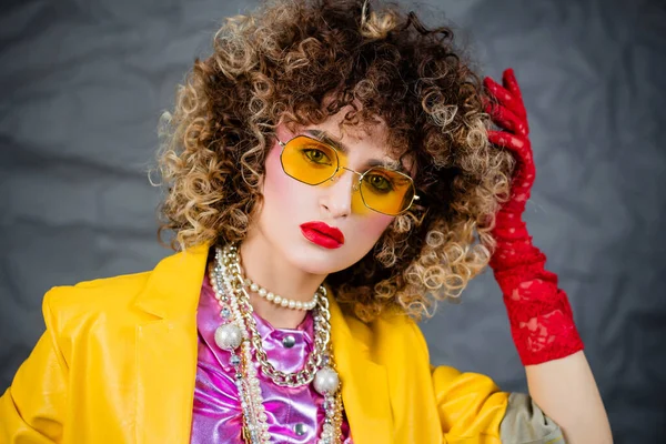 Portrait Une Fille Vêtue Une Veste Jaune Jean Bleu Aux — Photo