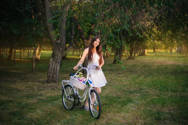 Dívka Bílé Sukni Vestě Kolem Košíkem Plným Květin Parku Večerních — Stock fotografie