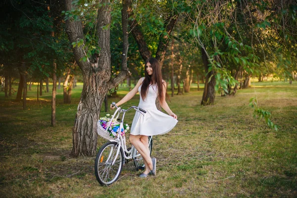 Mädchen Weißem Rock Und Weste Mit Fahrrad Und Einem Korb — Stockfoto